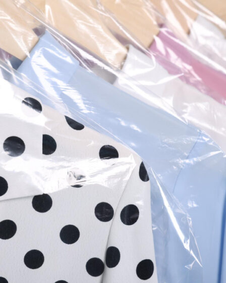 Sacos plásticos para roupa: qual é o melhor material para quem vende online?